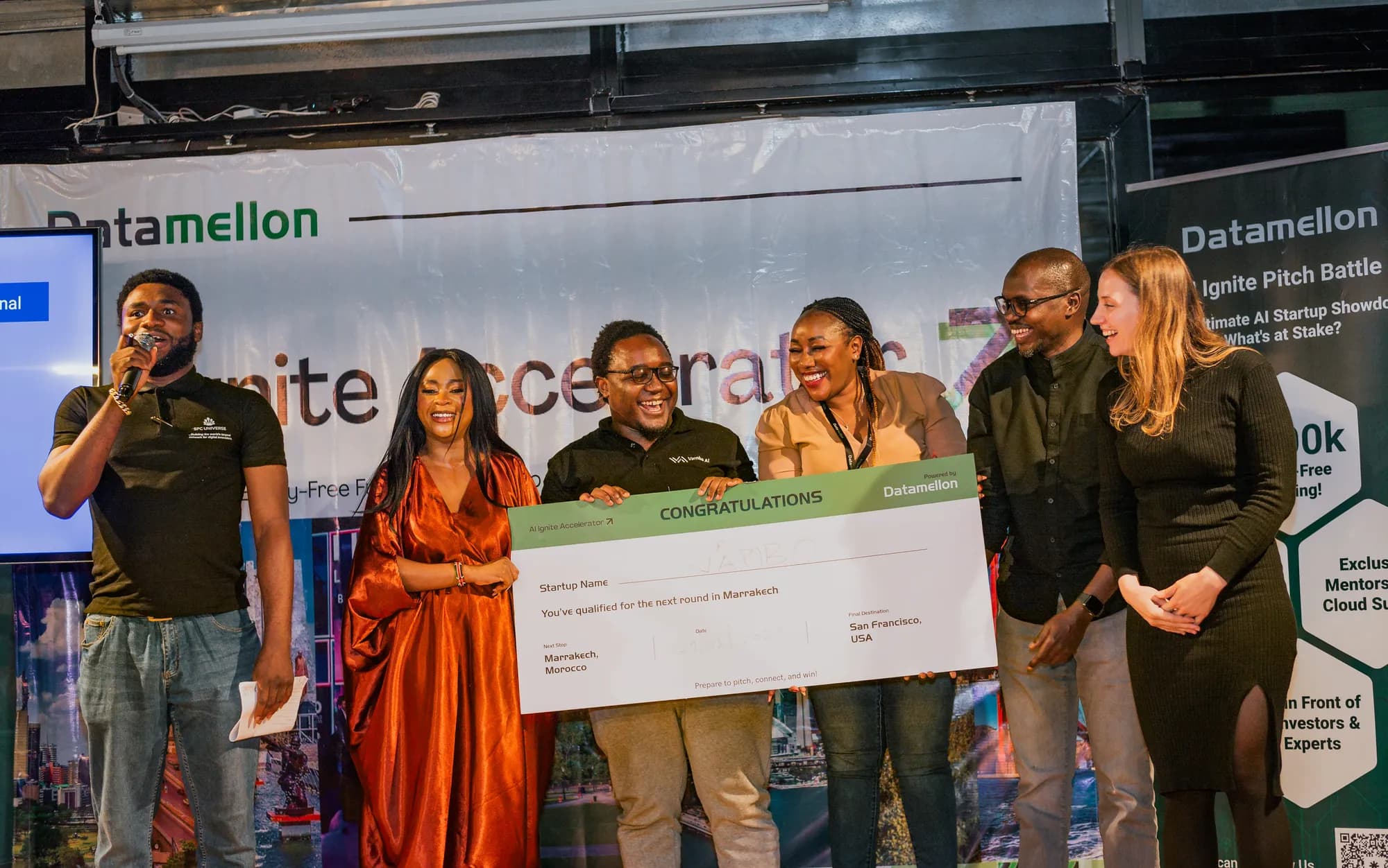 Pitch winners receive their cheque at the Datamellon AI Event
